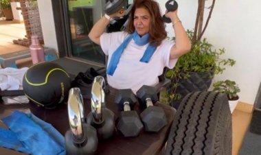 ऋतिक रोशन ने अपनी माँ पिंकी रोशन को फिर किया मोटीवेट