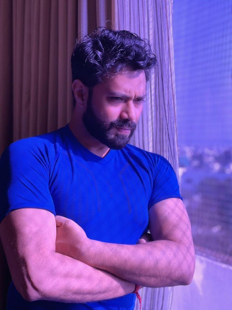 परोपकारी अभिनेता हैं आदित्य ओम