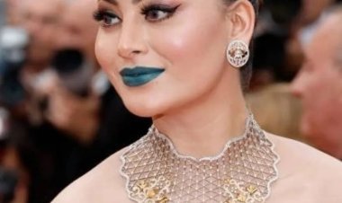 कान्स का रेड कारपेट और उर्वशी रौतेला की ब्लू लिपस्टिक ने मचाया इंटरनेट पर तहलका