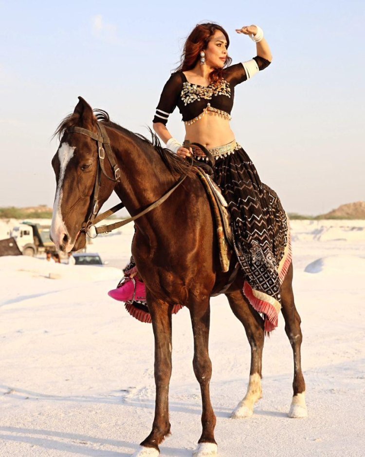 निकिता रावल  'कमरिया' में अपने अद्वितीय फ्यूजन लुक से मंत्रमुग्ध करने के लिए तैयार