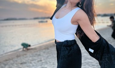 स्टाइलिश सफेद टॉप में शमा सिकंदर का समुद्री प्रेम