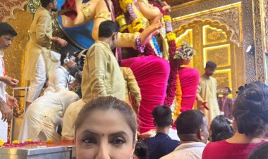 अभिनेत्री ज्योति सक्सेना ने प्रतिष्ठित लालबाग चा राजा पंडाल में गणपति बप्पा का आशीर्वाद लिया